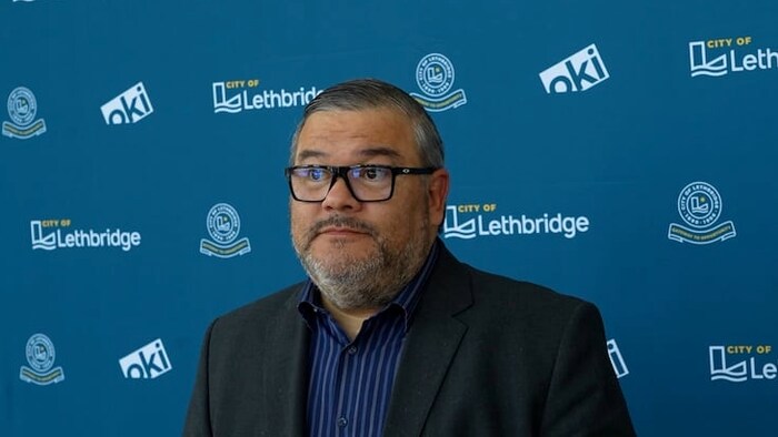 Joel Sanchez, directeur des services d'infrastructure de la ville de Lethbridge s'adresse à l'auditoire lors d'un événement officiel.
