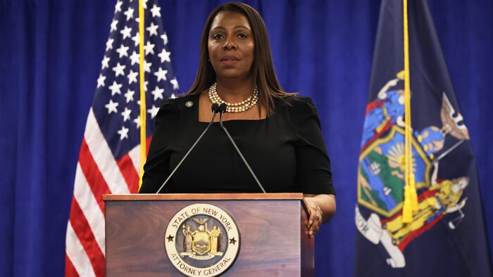 Letitia James bir basın toplantısında.