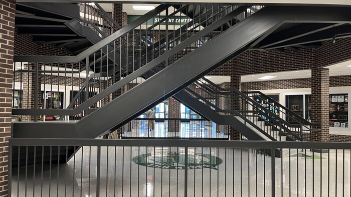 Des escaliers dans une école secondaire.