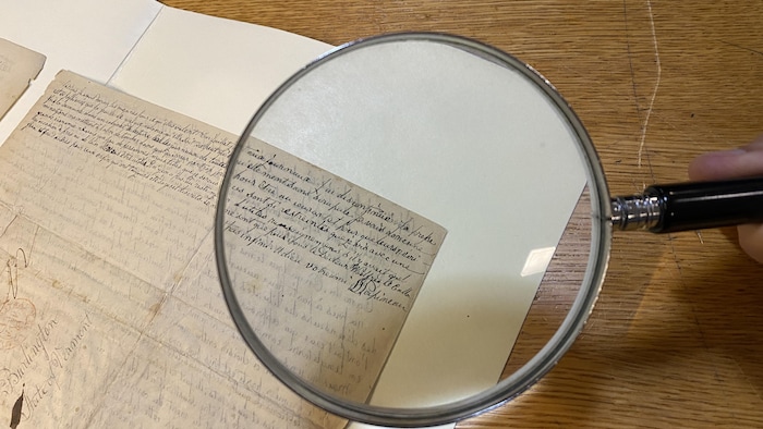 La signature de Louis-Joseph Papineau, montrée à l'aide d'une loupe. 