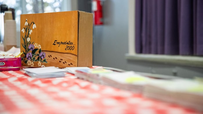 La boîte où les lettres avaient été entreposées sur une table.