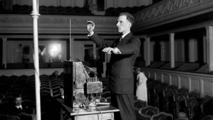 Lev Theremin fait une démonstration de son invention, le thérémine.