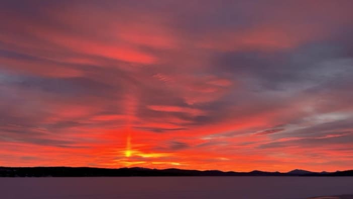Un paysage hivernal avec un lever de soleil. 