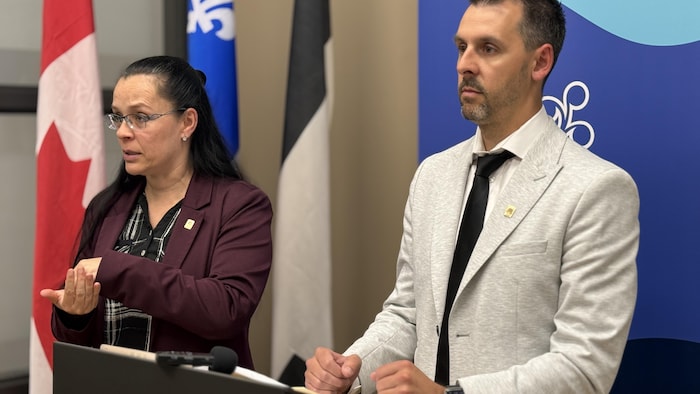 Karine Lavertu et Benoit Forget-Chiasson derrière un lutrin lors d'un point de presse.
