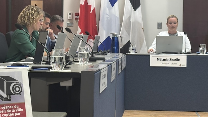 Les conseillères Anick Tremblay et Mélanie Sicotte ont siégé à quelques mètres l'une de l'autre lors de la séance de mardi.