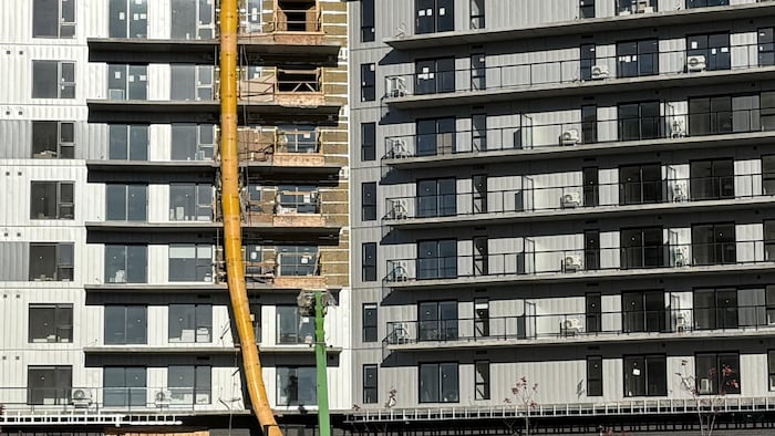 Un édifice de sept étages en construction.