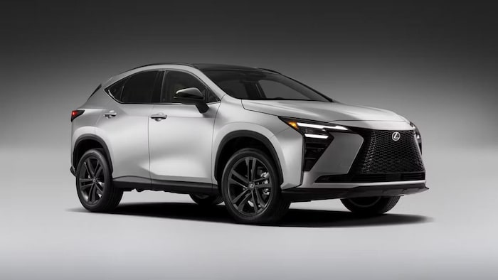 Un VUS de luxe avec une large calandre et l’écusson Lexus devant.