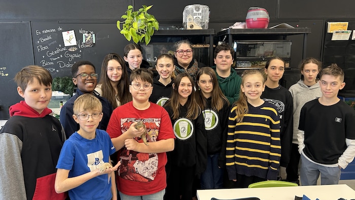 Gabrielle Pruneau et ses élèves posent pour une photo de groupe.