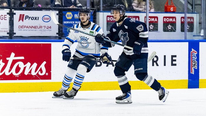 Deux joueurs de hockey en action sur la glace.
