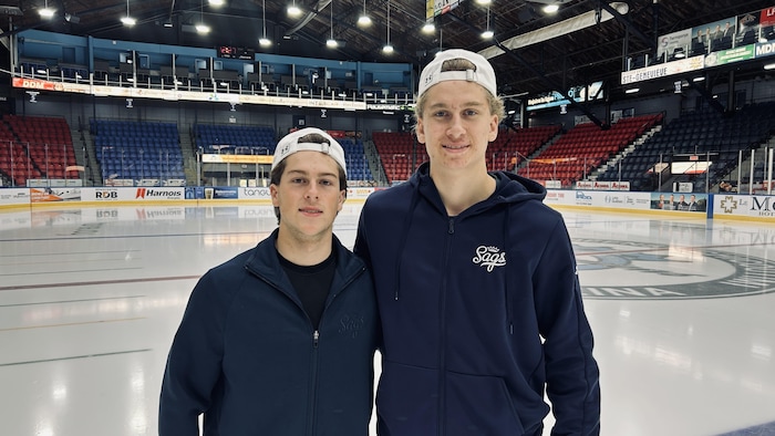 Deux adolescents posent dans un aréna.
