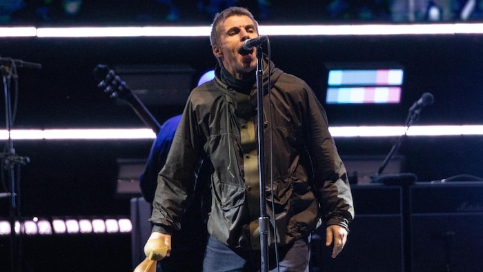 Liam Gallagher chante sur scène à Toronto au Stade Rogers.