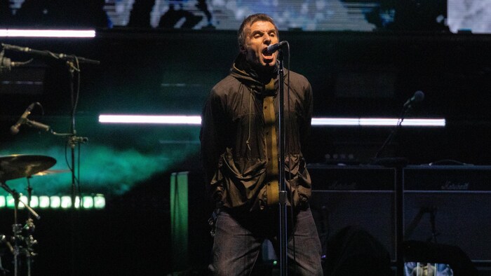Liam Gallagher chante sur scène à Toronto.