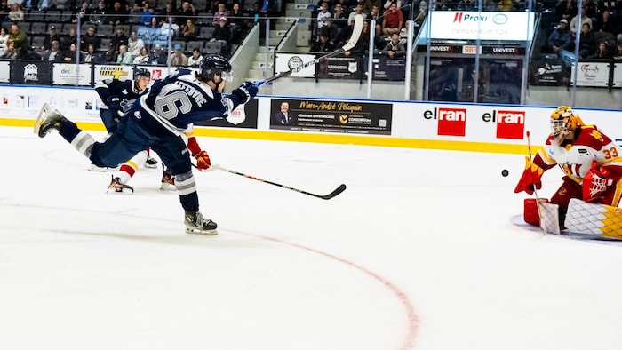 Des joueurs de hockey en action.