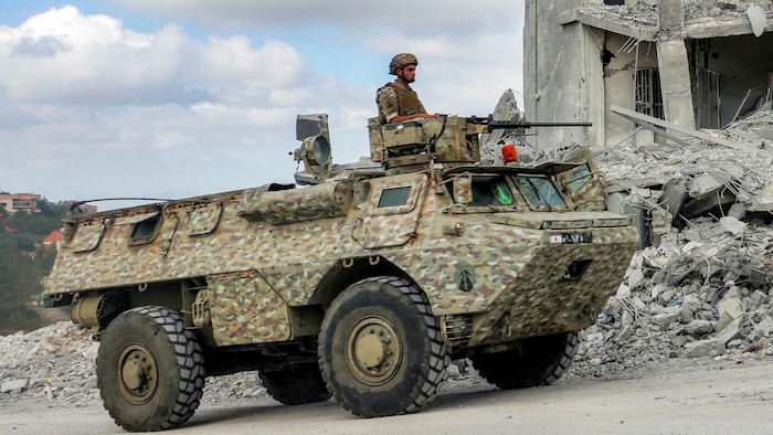 Un militaire libanais dans un char.