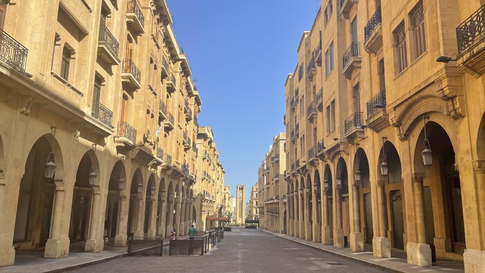 Une rue du centre-ville de Beyrouth complètement vide.