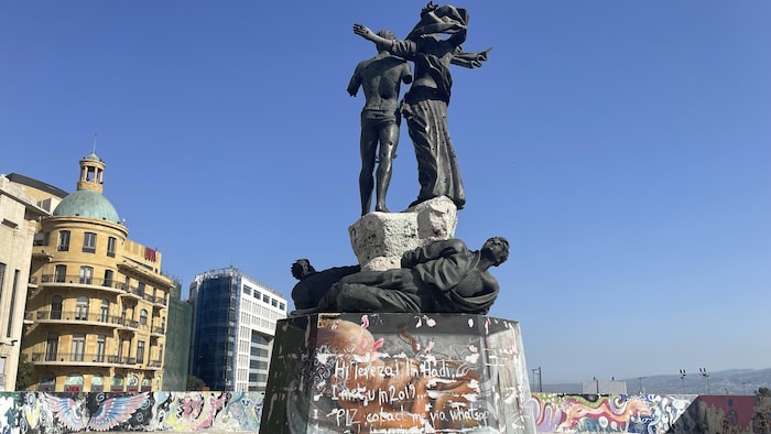 Un monument sur une place publique vide.