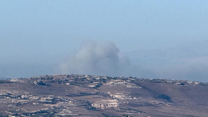  De la fumée s'élève au-dessus du sud du Liban, vue depuis le côté israélien de la frontière israélo-libanaise, dans le nord d'Israël, le 5 août 2026. 