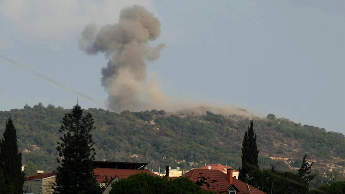 Une photographie prise dans la région de Nabatieh, dans le sud du Liban, montre de la fumée s'élevant dans le ciel après des frappes israéliennes qui ont visé les sommets de la crête stratégique d'Ali al-Taher, le 14 août 2026.