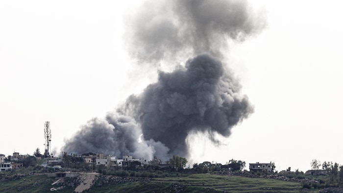 De la fumée s'élève au-dessus des zones visées dans la ville d'Arnoun, dans la province libanaise de Nabatieh, à la suite d'une frappe aérienne, le 26 avril 2026. 