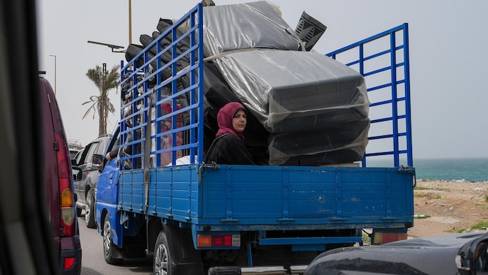 Une personne assise à l'arrière d'un camion