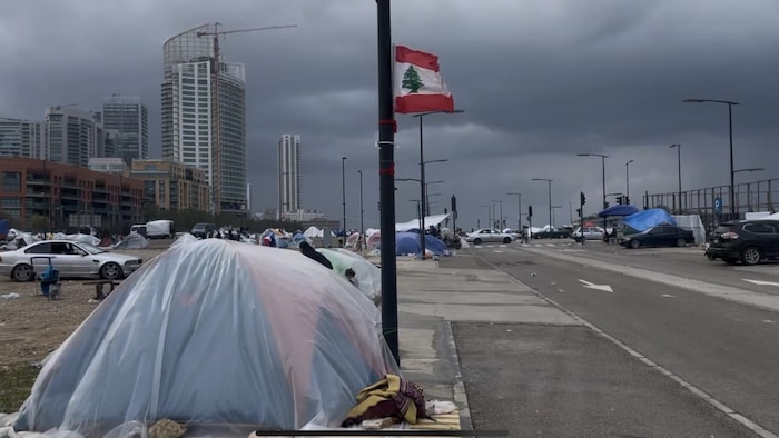 Le drapeau libanais flotte dans un camp de déplacé improvisé dans le centre-ville de Beyrouth. 