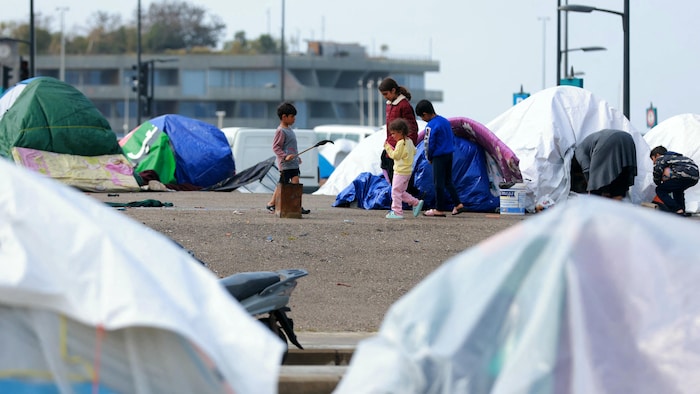 Des enfants traînent au milieu de tentes dans un stationnement de Beyrouth.