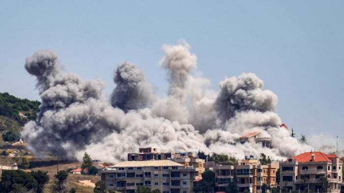 Des nuages de fumée s'élèvent du sud du Liban à la suite des frappes israéliennes, vus depuis Nabatieh, au Liban, le 3 juin 2026.