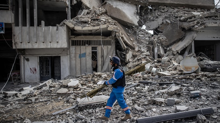 Un ambulancier de l'équipe « Nabatieh Medics » fouille un bâtiment à la recherche de survivants quelques minutes après une frappe aérienne israélienne, le 4 avril 2026 à Nabatieh, au Liban.