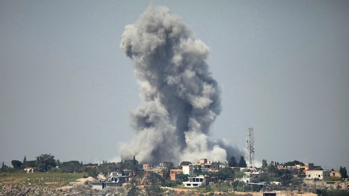 La fumée s'élève du lieu d'une frappe israélienne qui a visé le village d'Arnoun, le 9 mai 2026. 