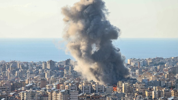 Des panaches de fumée s'élèvent à la suite du bombardement israélien sur la banlieue sud de Beyrouth.