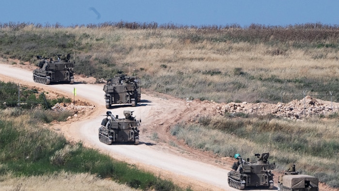 Une unité d'artillerie de l'armée israélienne pénètre au Liban.
