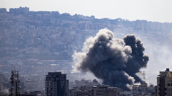 De la fumée s'élève après une attaque israélienne visant la banlieue sud de Beyrouth, au Liban.