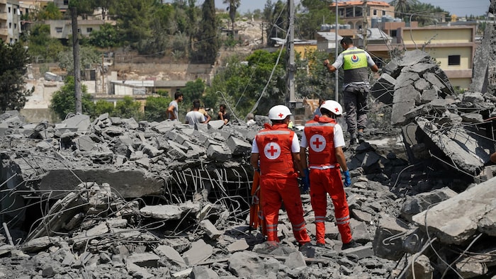 Les secouristes et les habitants se précipitent sur les lieux d'une frappe aérienne israélienne qui a visé un quartier du village de Deir al-Zahrani, dans le sud du Liban, le 15 août 2026.