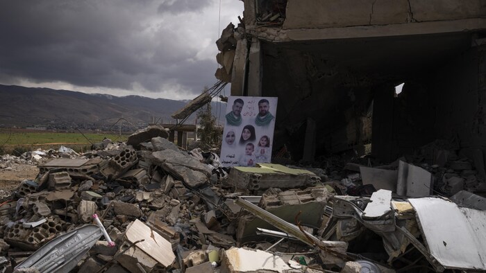 Les ruines d'une maison avec les photos des victimes d'un bombardement israélien dans le sud du Liban.