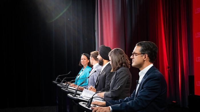 Lee Fairclough, Eric Lombardi, Navdeep Bains, Stephanie Bowman et Dylan Marando avant le débat des chefs libéraux ontariens à Brampton, en Ontario, le lundi 10 août 2026.