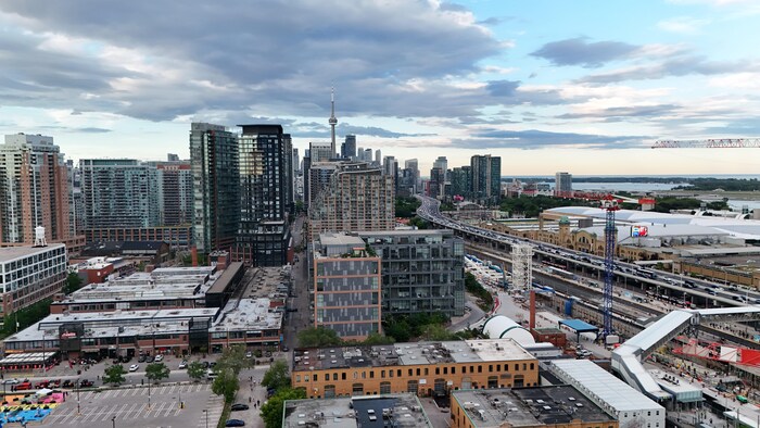 Vue aérienne du quartier Liberty Village à Toronto à la pénombre.