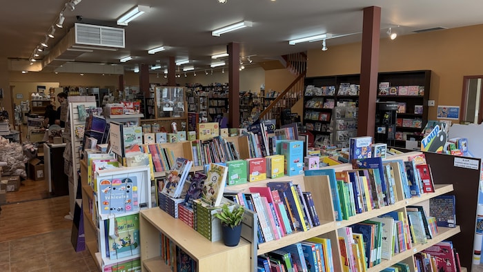 À l'intérieur d'une librairie.  