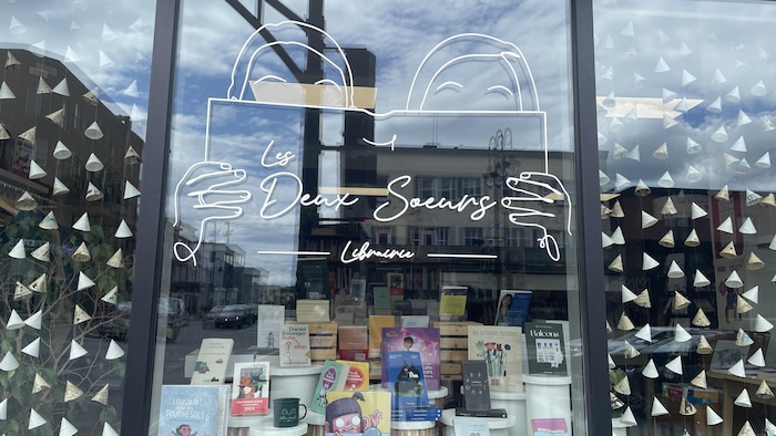 On peut voir des livres québécois dans la vitrine de la librairie Les Deux Soeurs.