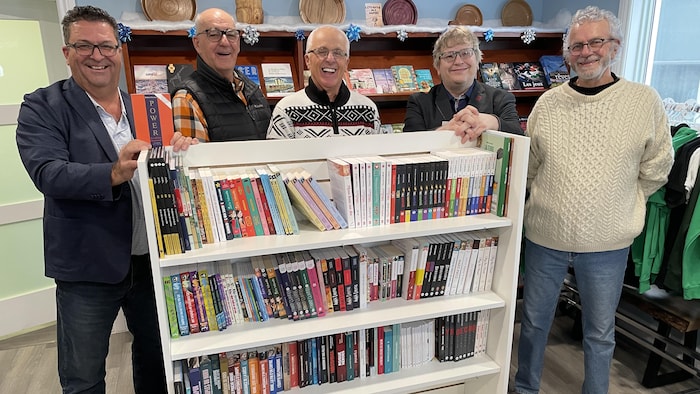 Plusieurs personnes étaient sur place pour l'ouverture officielle de la Librairie 10-04. De gauche à droite, on peut voir le député provincial de Mushkegowuk-Baie James, Guy Bourgouin, l'entrepreneur en construction, Mario Pitre, le maire de Hearst, Roger Sigouin, le directeur général des Médias de l'épinette noire, Steve McInnis et le président du conseil d'administration, Gérard Payeur.