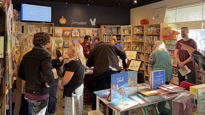 La section jeunesse de la librairie Nation fransaskoise à Saskatoon, en Saskatchewan, lors du lancement du livre « Les histoires de Mononcle Napoléon », en novembre 2025.