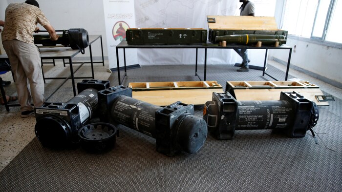Des missiles sont exposés sur un tapis. 