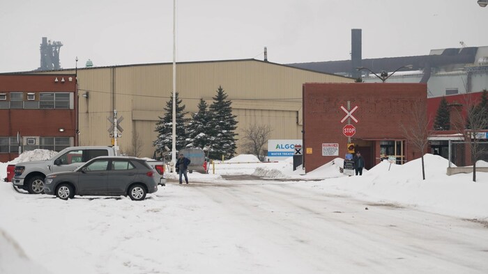 Des travailleurs quittent l’aciérie Algoma Steel.