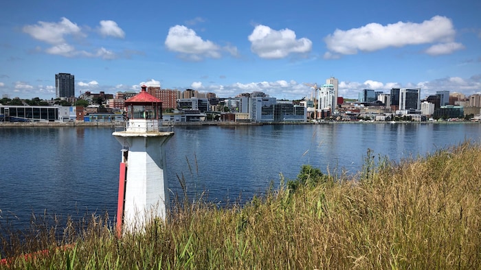 Le phare sur le lieu historique national de l'Île-Georges dans le port d'Halifax.