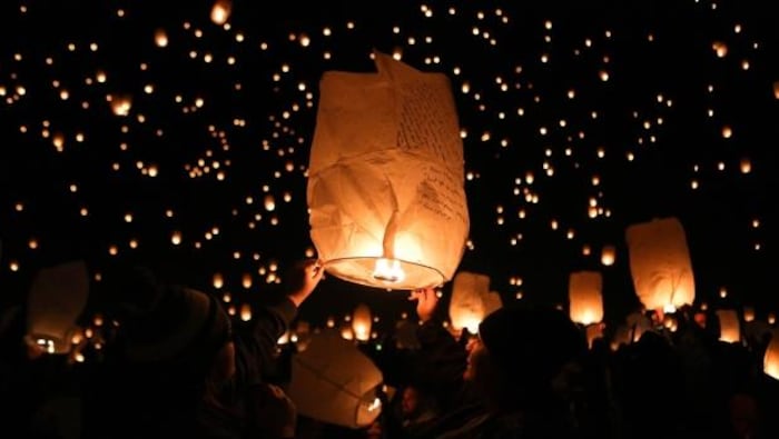 Un festival de lanternes volantes suscite des inquiétudes