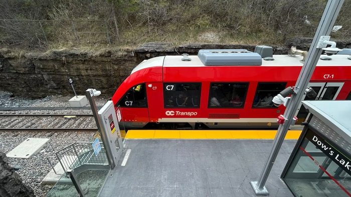 Le train arrêté à la station Lac Dow, à Ottawa.
