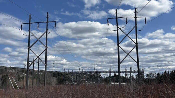 Des lignes de transmission électriques.