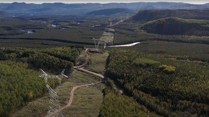 La ligne à 735 kV Micoua-Saguenay, mise en service en 2023.