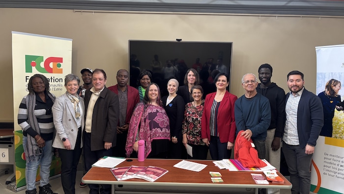 Le groupe d'intervenants pour la nouvelle ligne d’écoute contre le racisme à Sherbrooke.