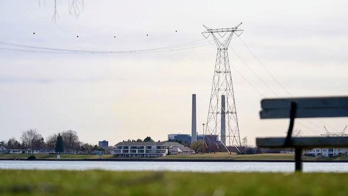 Des lignes électriques traversant la rivière St. Clair, entre l’Ontario et l’État du Michigan, en avril 2025. 