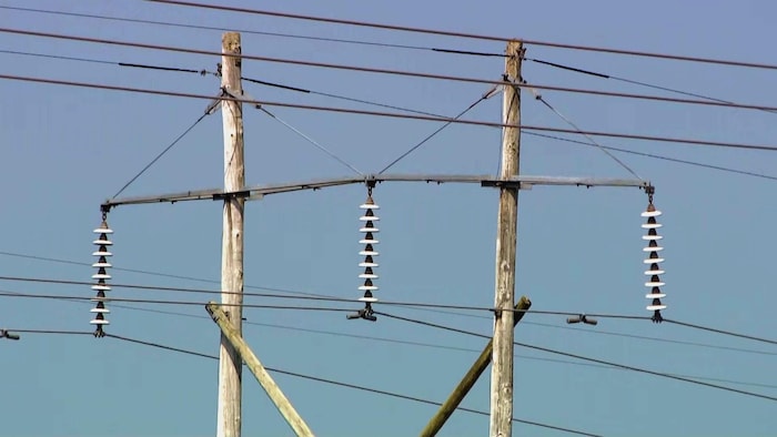 Une ligne de transmission à Centre Village.